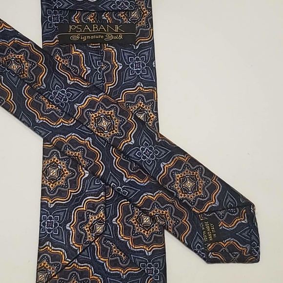 Beautiful Jos A Bank Signature Gold Necktie - Picture 2 of 4
